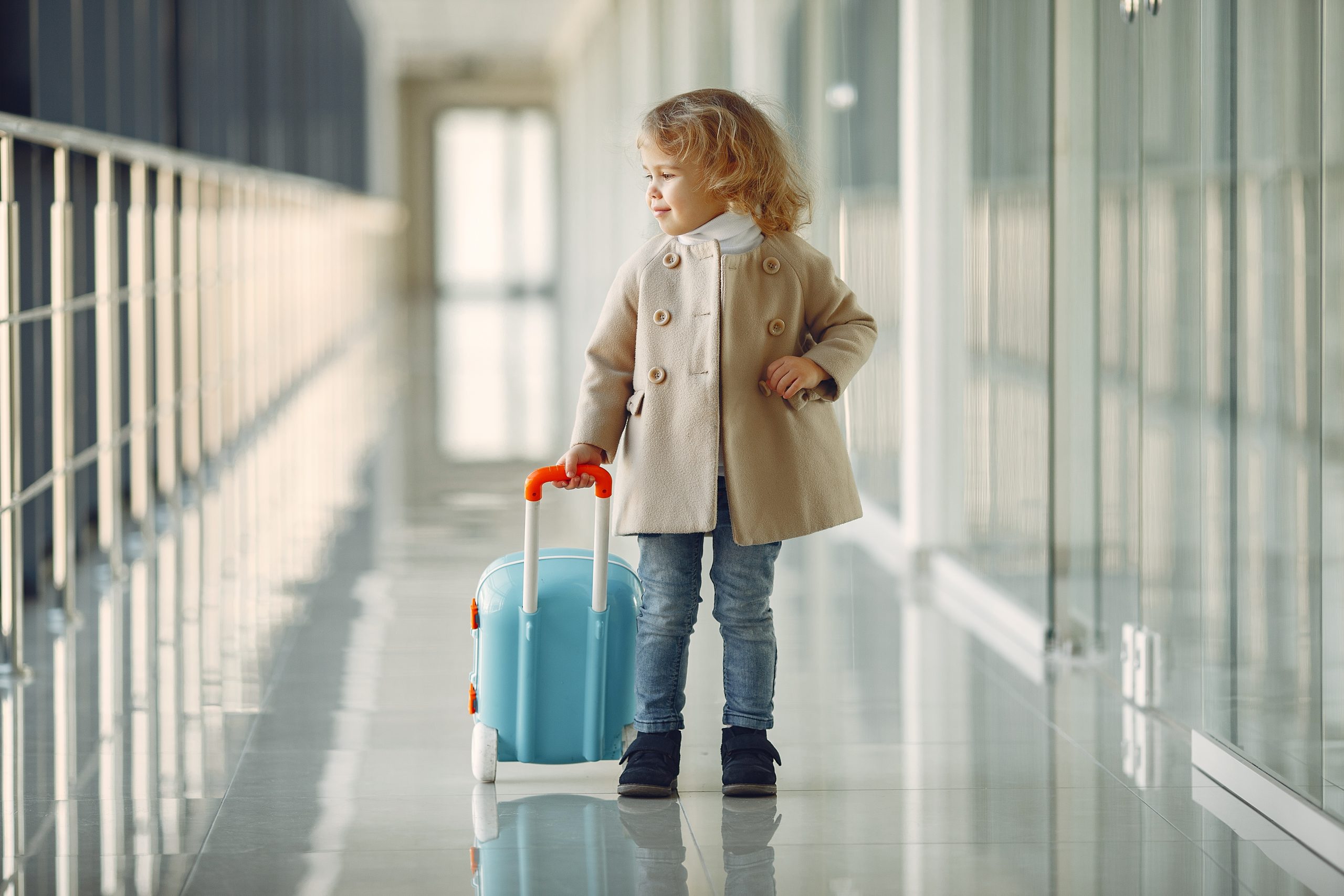 Menor pode viajar sozinho de avião? Quais as condições?